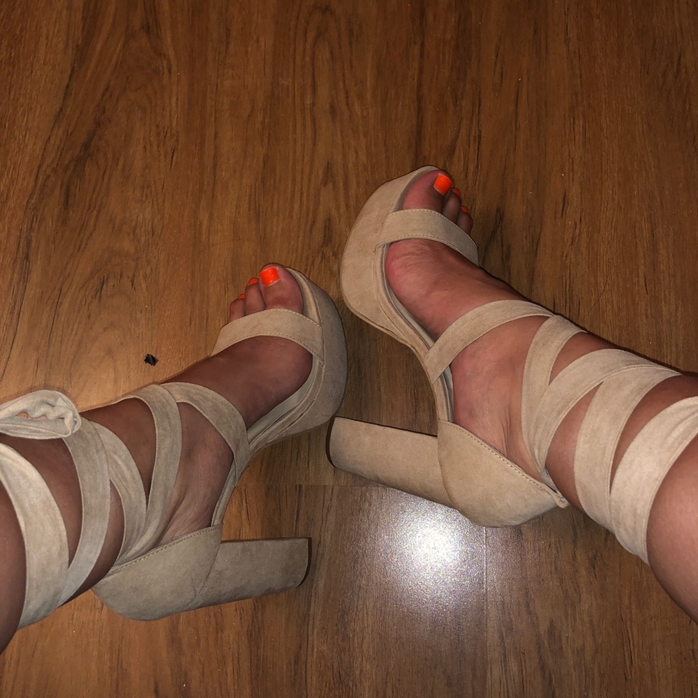 Tan Criss Cross Heeled Shoes